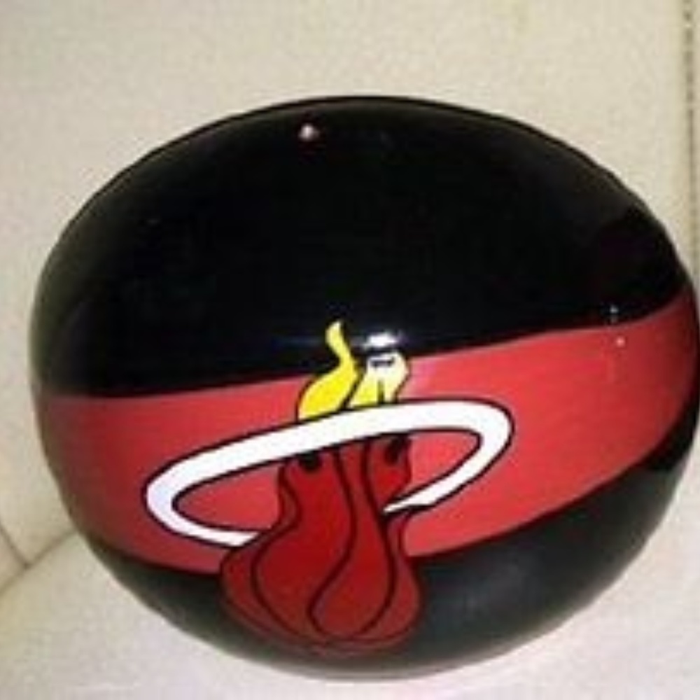 NBA MIAMI HEAT LARGE SALT & PEPPER SHAKERS SET